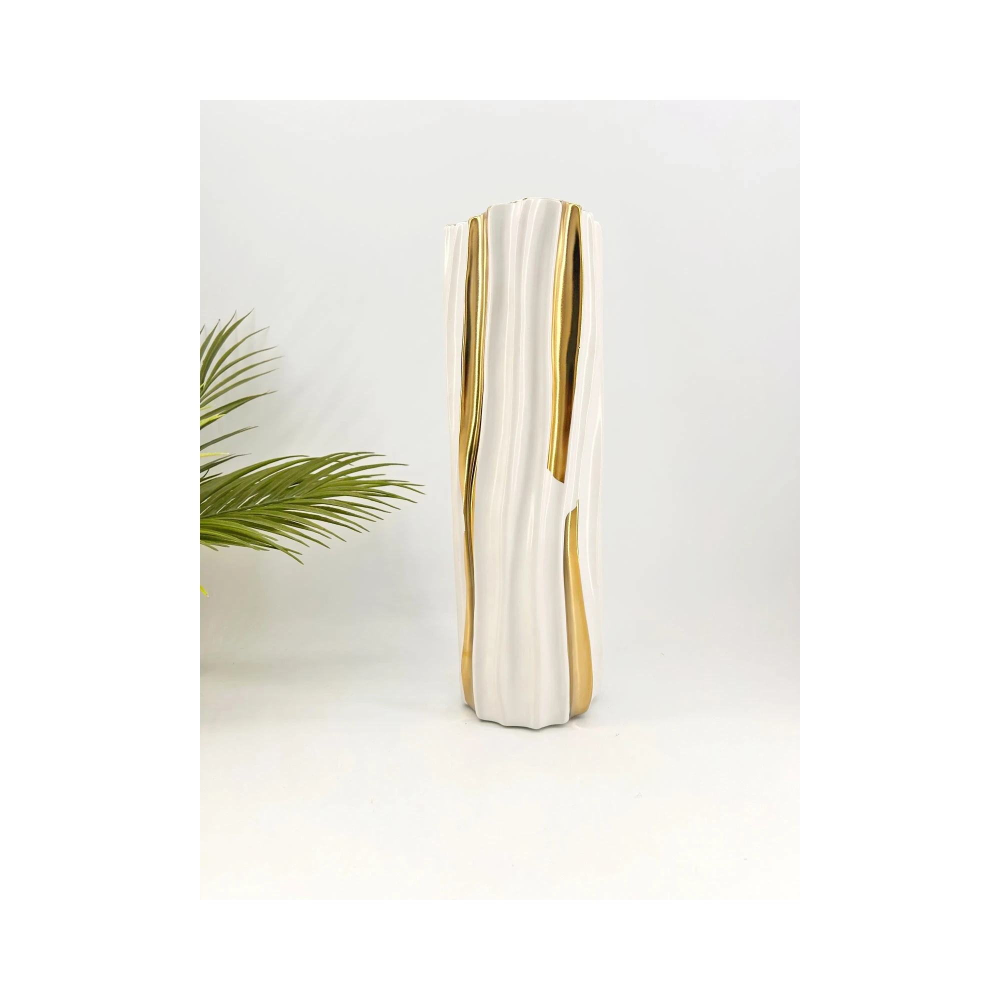 Vase "Éclat Sculptural" – Céramique Blanc & Doré