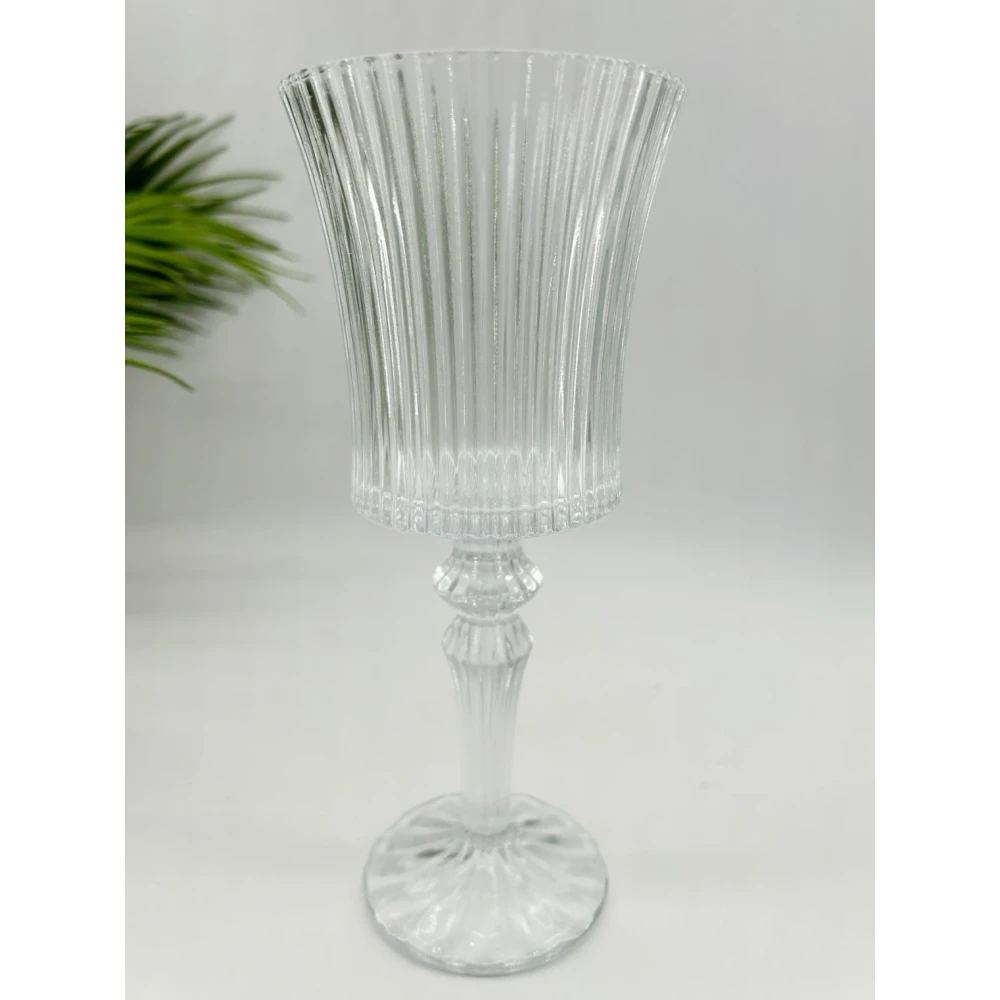 Verre à pied strié – 20,5 cm de hauteur, élégance intemporelle