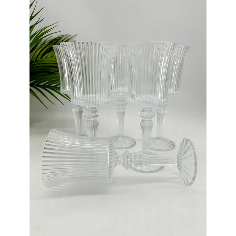 Verre à pied strié – 20,5 cm de hauteur, élégance intemporelle