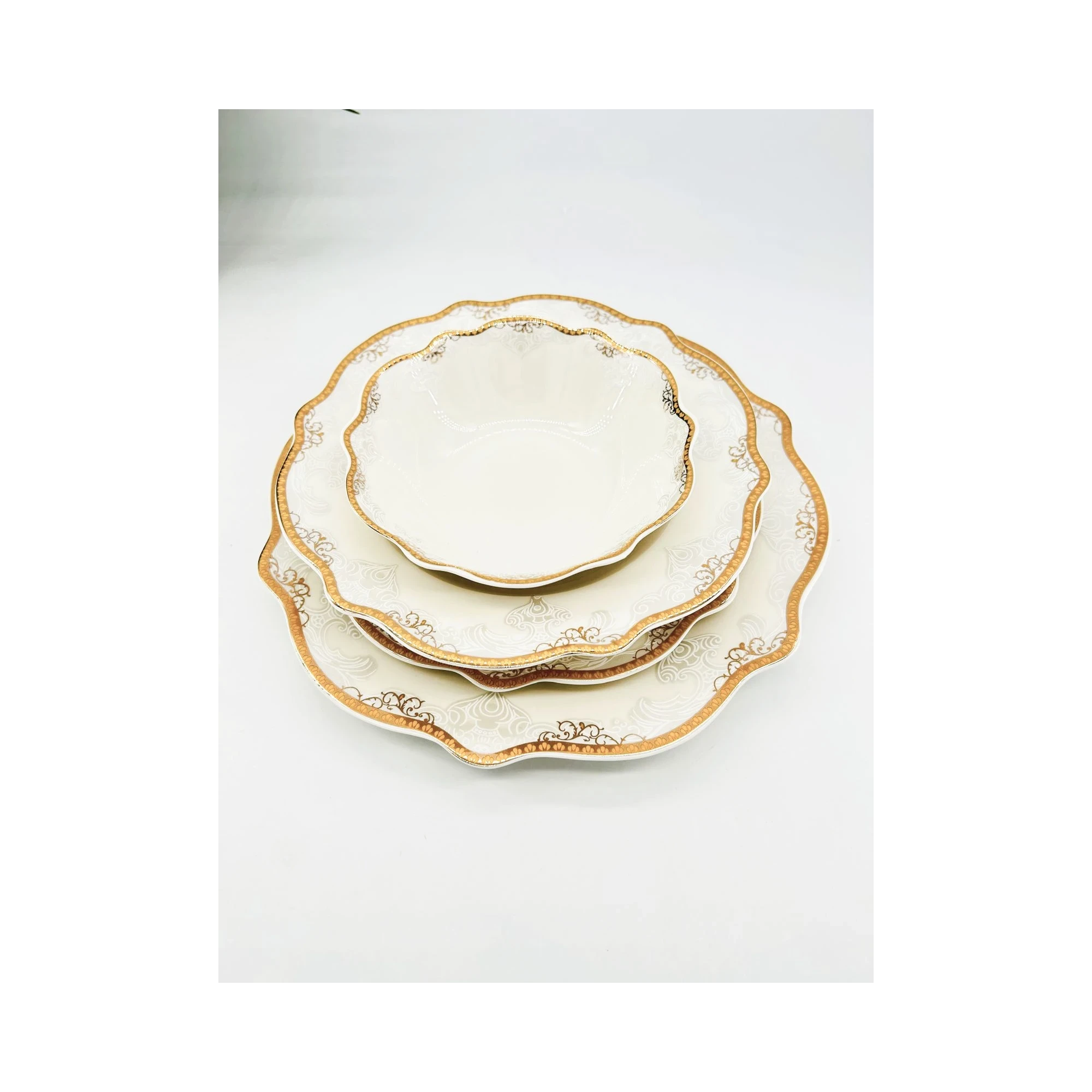 Service de Table en Porcelaine – Motifs en Relief & Bordures Dorées
