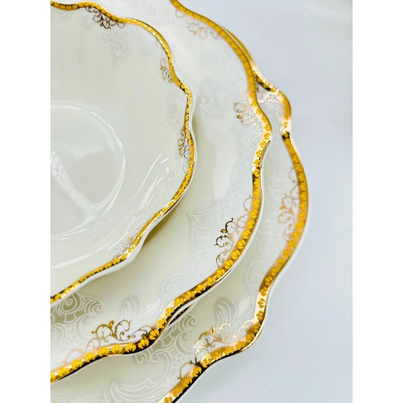 Service de Table en Porcelaine – Motifs en Relief & Bordures Dorées