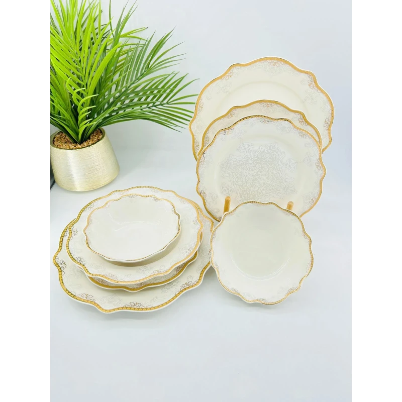 Service de Table en Porcelaine – Motifs en Relief & Bordures Dorées