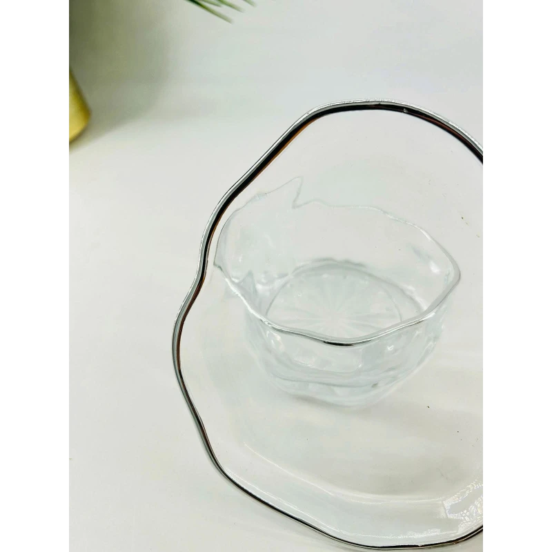 Élégance Argentée – Ensemble de Bols et Assiettes en Verre