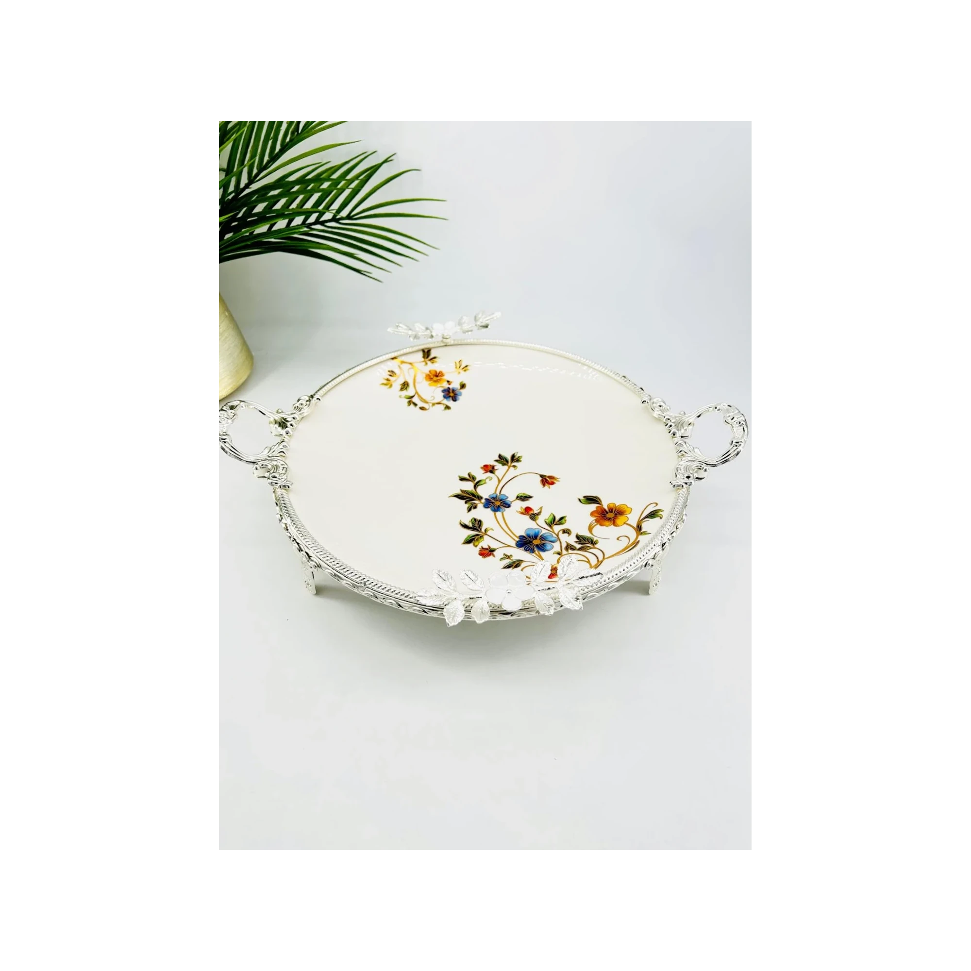 Plat de présentation rond sur pied – 32 cm (Finition argentée)