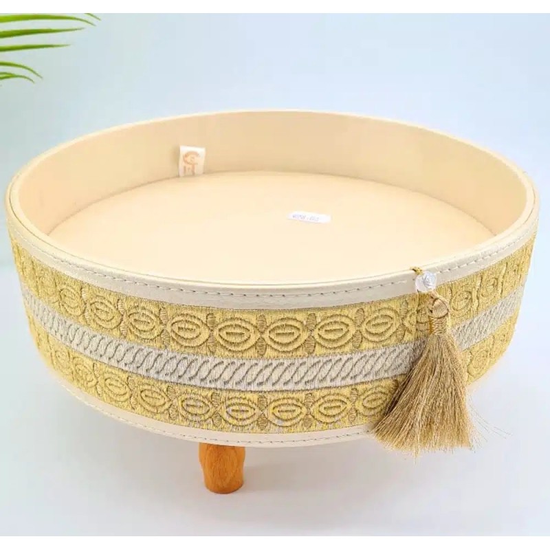 Le Joyau d’Or Oriental : Tbak de 25 cm sur Pied en Bois pour une Élégance Incomparable