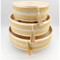 Le Joyau d’Or Oriental : Tbak de 25 cm sur Pied en Bois pour une Élégance Incomparable