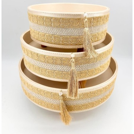 Le Joyau d’Or Oriental : Tbak de 25 cm sur Pied en Bois pour une Élégance Incomparable