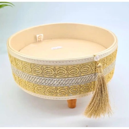 Le Joyau d’Or Oriental : Tbak de 20 cm sur Pied en Bois pour une Élégance Incomparable