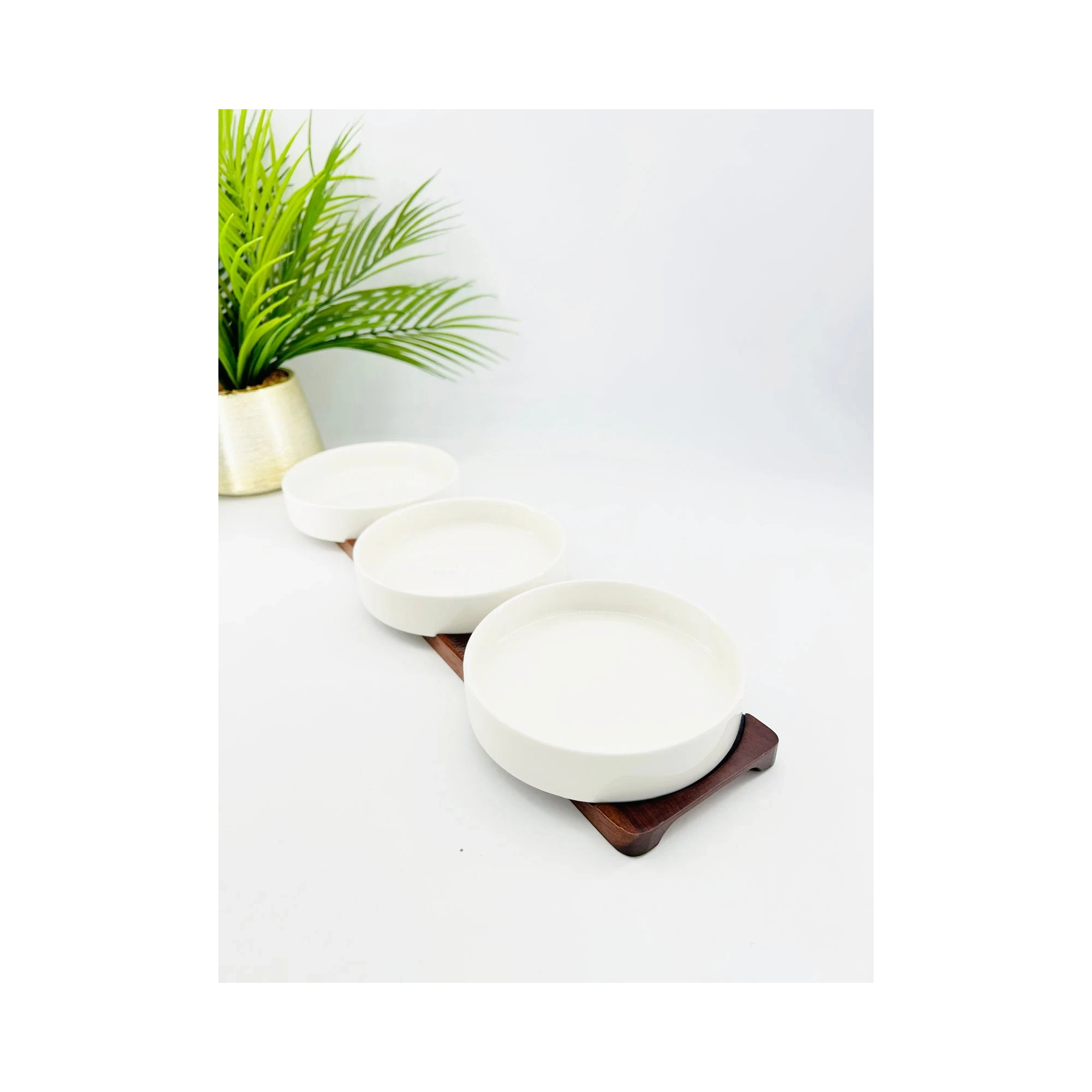 Plateau de service en bois d’acacia avec 3 assiettes en porcelaine