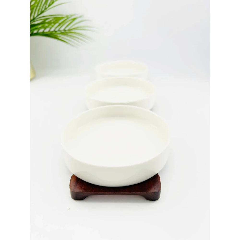 Plateau de service en bois d’acacia avec 3 assiettes en porcelaine