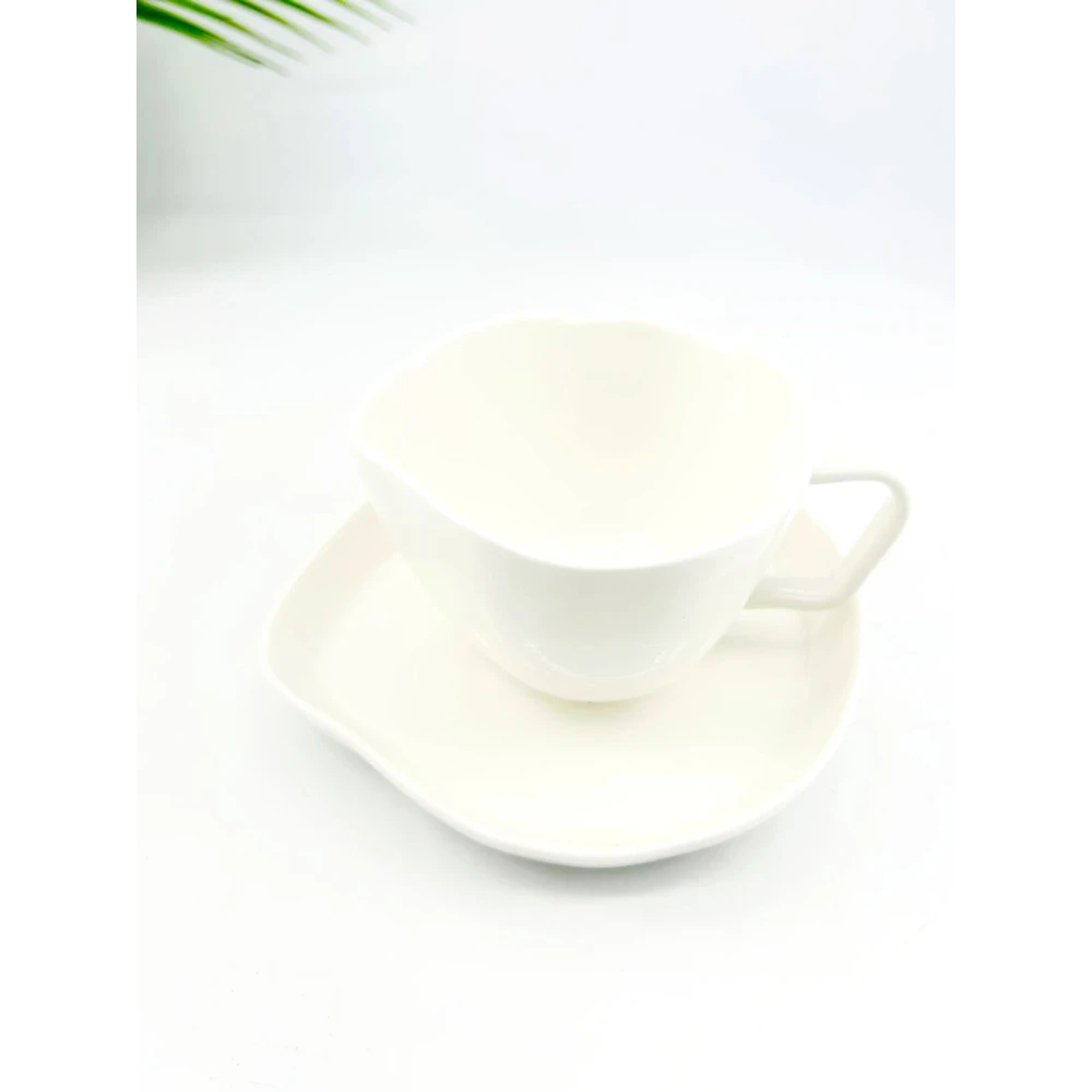 Service de 6 tasses et sous-tasses au design ondulé en porcelaine blanche