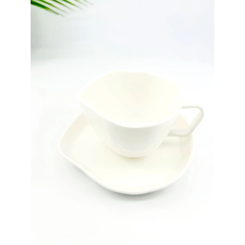 Service de 6 tasses et sous-tasses au design ondulé en porcelaine blanche