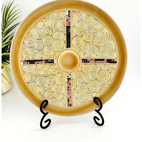 Assiette Décorative sur Chevalet, un Tourbillon de Luxe et d’Élégance